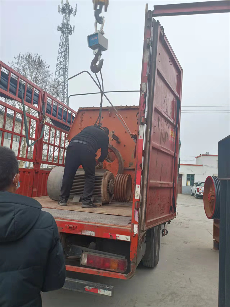 邦大發貨現場-箱式破碎機裝車發往山西