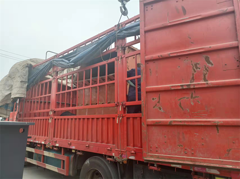 邦大發貨現場-箱式破碎機裝車發往山西